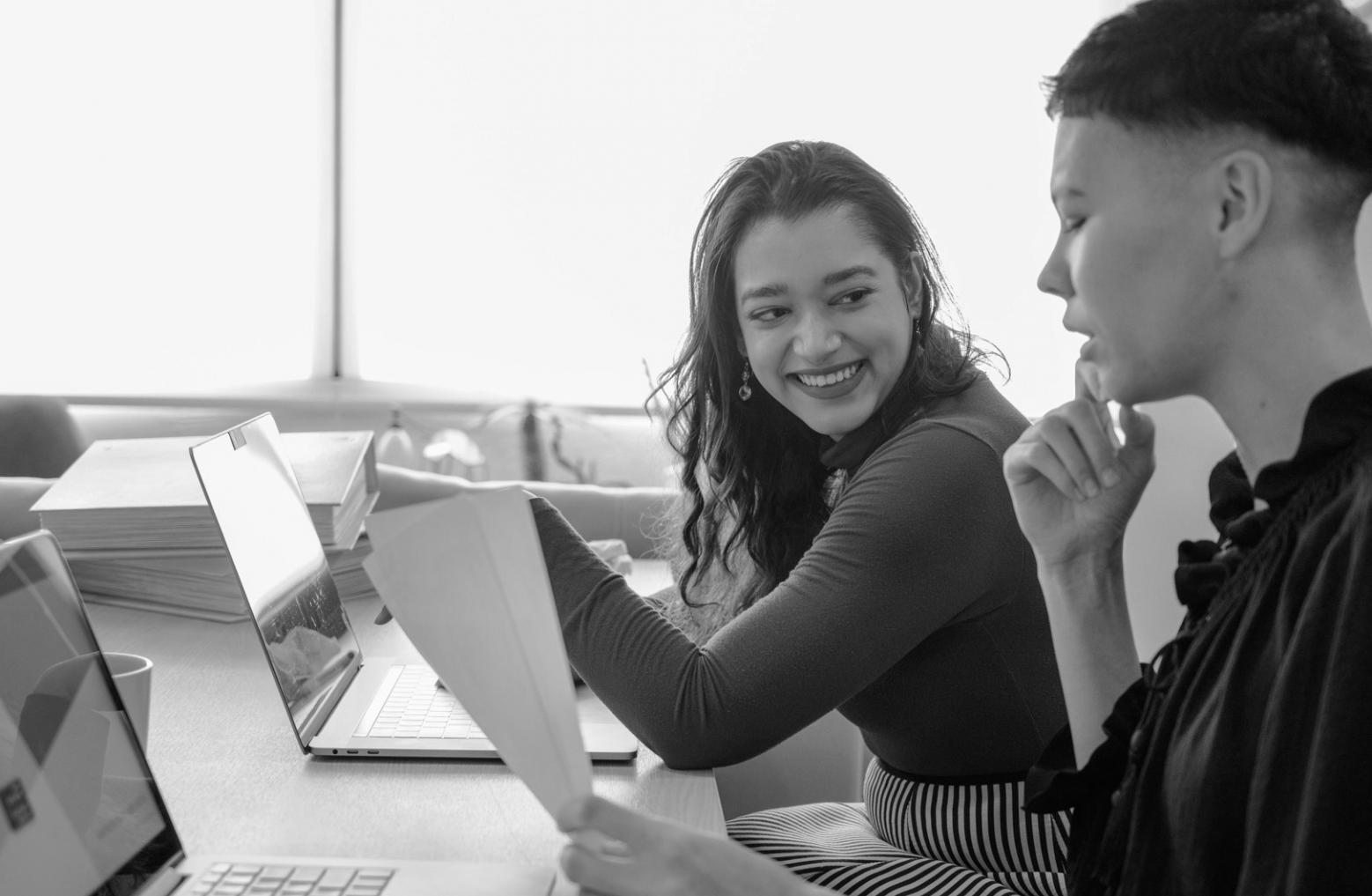 Séance de travail collaborative sur l'optimisation fiscale avec documents et calculatrices